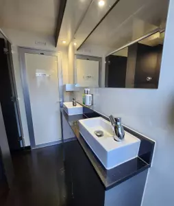 3-3-luxury-toilet-trailer-8-web